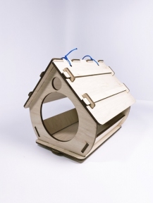 Кормушка для уличных птиц.